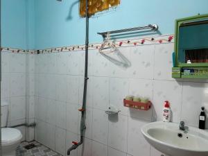 a bathroom with a sink and a toilet at Đức Phát Homestay in Tân Phú