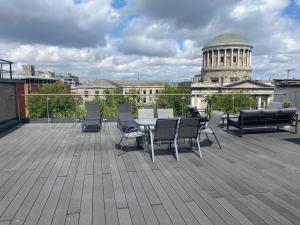 a patio with a table and chairs on a roof at River Inn Guesthouse in Dublin