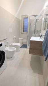 a bathroom with a toilet and a sink and a shower at Riva di Davoli One Bedroom Apartment in Marina di Davoli