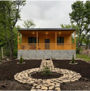 une petite maison jaune avec un chemin de pierre devant elle dans l'établissement Good Home in Dendropark, à Stepanavan