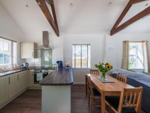 Køkken eller tekøkken på Chestnut Cottage - Uk11846