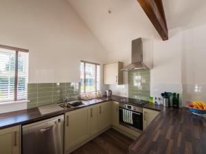 Køkken eller tekøkken på Chestnut Cottage - Uk11846