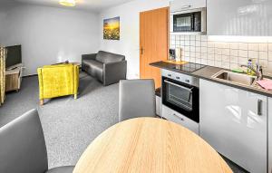 une cuisine avec une table et des chaises dans une pièce dans l'établissement Ferienwohnung Trassenheide, à Trassenheide