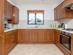 Η κουζίνα ή μικρή κουζίνα στο 3 Waterwheel Apartment