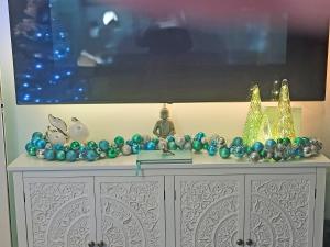 un estante con adornos de Navidad. en Blue Lobster, en Brixham