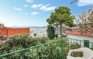 アグローポリにあるBeautiful Apartment In Agropoli With Wifiの水辺の景色を望むバルコニー(椅子付)