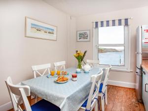 Un comedor con una mesa y sillas azules. en The Lookout, en Salcombe 31 fotos más