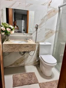 Ένα μπάνιο στο Apartamento em Rio Branco, próximo a AABB
