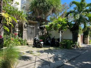 Κήπος έξω από το Pulasari Homestay