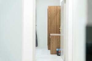 an open door leading to a hallway with a wooden cabinet at واحة الضيافة للشقق الفندقية Wahat Aldiyafah Hotel Apartments in Buraydah +18 photos