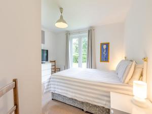 BradworthyにあるHoney Hanger - W43106の大きなベッドと窓のある寝室