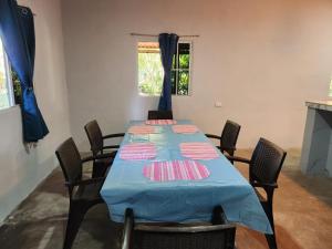 einem Tisch mit Stühlen und einem blauen Tischtuch darauf in der Unterkunft 6 Caracoles in Cangrejera