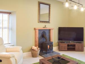 Μια τηλεόραση ή/και κέντρο ψυχαγωγίας στο Dairy Cottage - Uk39522
