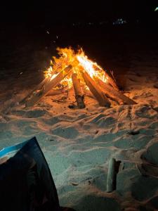 ein Feuer im Sand am Strand nachts in der Unterkunft 6 Caracoles in Cangrejera