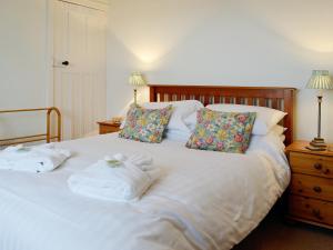 LlanaberにあるRhosmairの白いベッドとタオルが2枚置かれた寝室 +16枚の写真