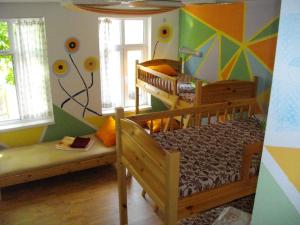 ソゾポルにあるJust a Hostelの二段ベッド2組が備わる客室です。