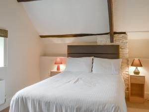 ein Schlafzimmer mit einem weißen Bett mit zwei Lampen in der Unterkunft Paddock Cottage - Ukc3783 in West Down