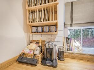 una cucina con spremiagrumi e cesto di cibo di Keepers Cottage a Durisdeer Altre 23 foto