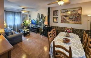 ネルハにある3 Bedroom Stunning Home In Nerjaのテーブルとソファのあるリビングルーム