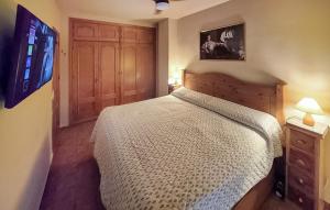 ネルハにある3 Bedroom Stunning Home In Nerjaのベッドルーム1室(ベッド1台、ドレッサー、ランプ2つ付)