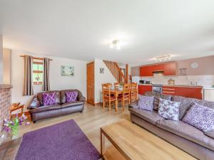 ein Wohnzimmer mit 2 Sofas und einer Küche in der Unterkunft The Cottage - 28645 in Alston