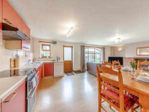 eine Küche mit Holztisch und ein Esszimmer in der Unterkunft The Cottage - 28645 in Alston