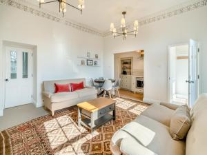 ein Wohnzimmer mit Sofa und Tisch in der Unterkunft The Reading Room in Askham