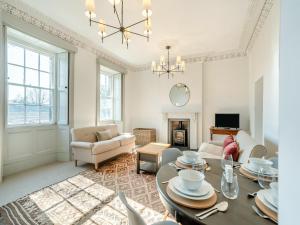 ein Wohnzimmer mit Tisch und Couch in der Unterkunft The Reading Room in Askham