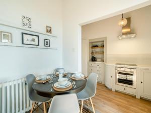 ein Esszimmer mit einem schwarzen Tisch und Stühlen in der Unterkunft The Reading Room in Askham