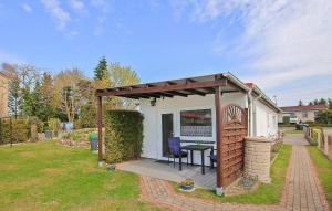 - un kiosque avec une table dans la cour dans l'établissement Ferienhaus Waren Müritz, à Warenshof