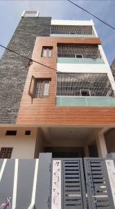 にあるVaralaxmi Nilayam Guest Houseの窓がたくさんある高層ビル