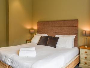 ein Schlafzimmer mit einem großen weißen Bett mit zwei Lampen in der Unterkunft Flat 3E - Uk47858 in Aberystwyth