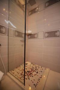 a shower with confetti on the floor in a bathroom at Happy Day Pyramids View Hotel in Cairo +35 photos