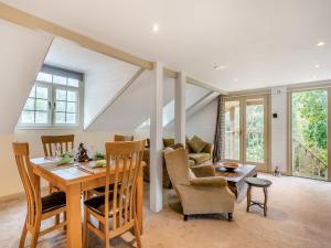 Una cocina y un comedor con mesa y sillas. en Casa Bowwow - Uk48047, en Machen