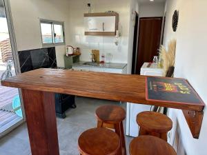 カルメロにあるAuroraのキッチン(木製カウンター、スツール付)