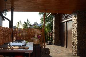 Un patio o zona al aire libre en Agrousadba Kamenetskoye Zatishye