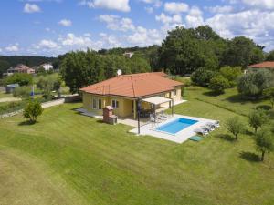 Bazén v ubytování Elegant Villa with Private Pool nebo v jeho okolí
