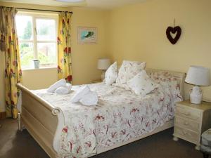 ein Schlafzimmer mit einem Bett mit Handtüchern darauf in der Unterkunft Carrot Cottage - Uk32609 in Manton