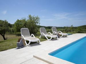 Bazén v ubytování Elegant Villa with Private Pool nebo v jeho okolí + 31 fotografií