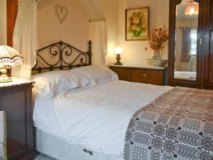 Postel nebo postele na pokoji v ubytování Cae Bach Cottage + 4 fotografie