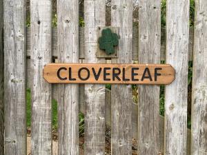 Sijil, anugerah, tanda atau dokumen lain yang dipamerkan di Cloverleaf
