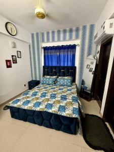 Postel nebo postele na pokoji v ubytování 1BR Cozy Apartment, Diamond Mall & Residencia, Islamabad