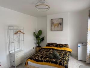Postel nebo postele na pokoji v ubytování Cozy Studio in Croydon City Center + 12 fotografií
