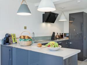 eine Küche mit einer Theke mit einer Obstschale darauf in der Unterkunft Buttercup Cottage in Halsall