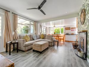 een woonkamer met een bank en een tafel bij By The Beach- Uk31201 in Downderry