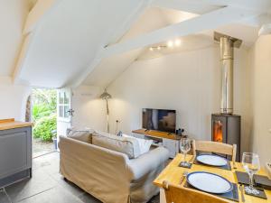 TV a/nebo společenská místnost v ubytování Curlews