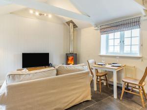 TV a/nebo společenská místnost v ubytování Curlews