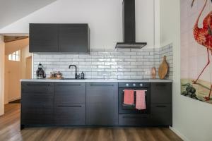 Dapur atau dapur kecil di De Skourre met hottub en sauna