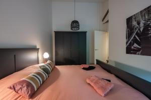 Katil atau katil-katil dalam bilik di De Skourre met hottub en sauna +22 gambar