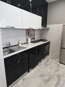 Η κουζίνα ή μικρή κουζίνα στο Peak City Residence